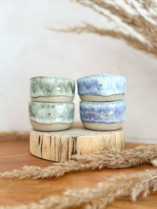 Obláčková láska 🤍 a Medové pokušení 🍯 Ve variantě espresso kalíšků. 🌸 Najdete je na 👉🏻www.dalustudio.cz •...