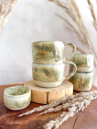 💫 Hlásím že jsem právě doplnila e-shop 🫶🌸🦋 Najdete tam pár novinek, ale také šálky které už znáte. Na výběr jsou espresso...